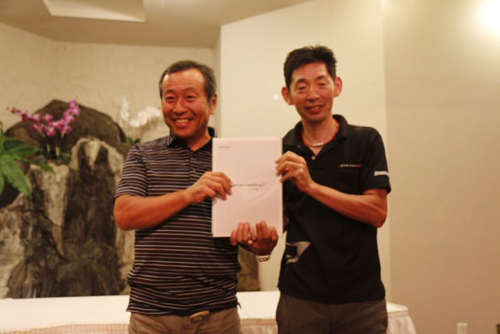じゃんけん大会に勝ち残り、藤田さんよりオーダーシートを受け取ります。 来年のホノルルセンチュリーライドは、こちらのRL8でご参加でしょうか?