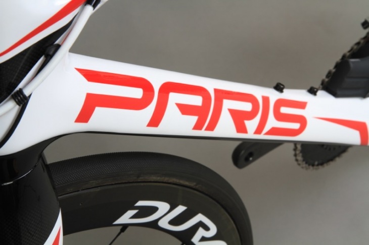 ダウンチューブに入るロゴは右側が「PINARELLO」、左側が「PARIS」となり、グラフィックでも左右非対称を主張