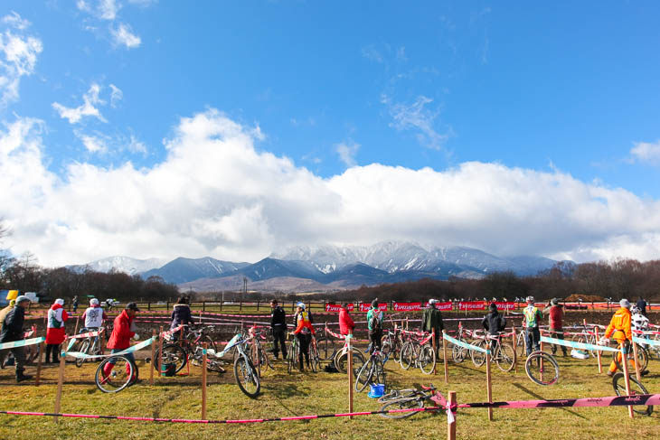 ピットから青空と冠雪のコントラストが美しい八ヶ岳連峰を望む