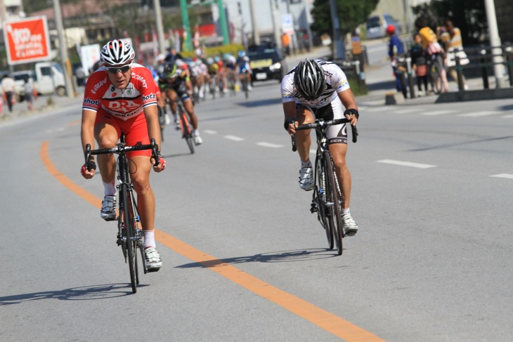 ラスト6km、国道58号線で果敢にアタックする福島晋一(トレンガヌ)とフローリス・フーシンニン(ドラパック)