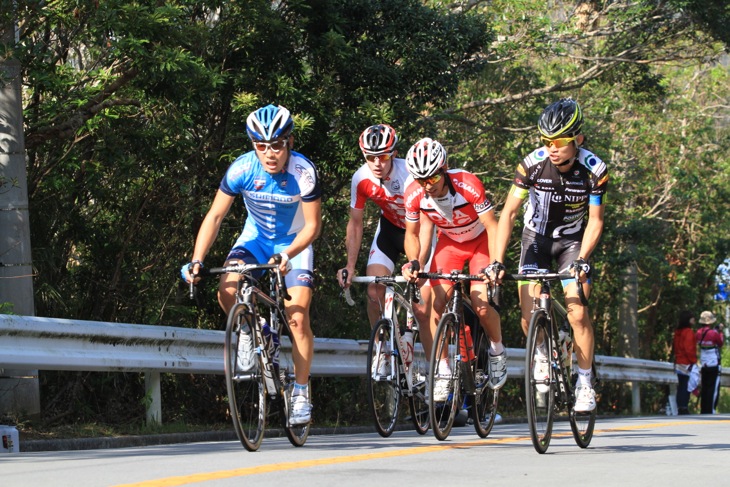 入部正太朗(シマノレーシング)、中根英登(チームNIPPO)、マリオ・フォウト(ドイツ、スペシャライズド・コンセプトストア)、ラクラン・ノーリス(ドラパック)の4人が先行