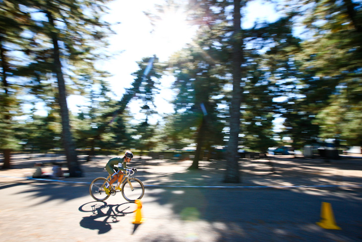C1 松林の間を駆ける前田公平(SPEEDVAGEN CYCLOCROSS TEAM)