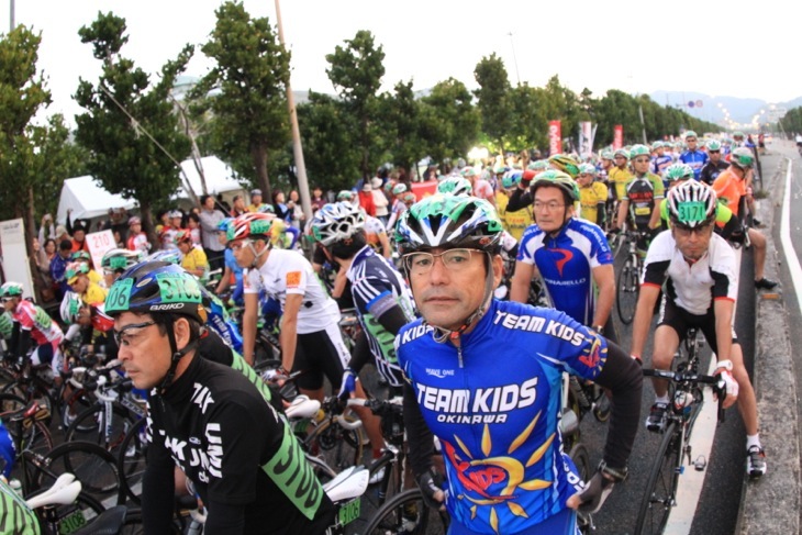ずらり並んだ市民50km・50オーバークラス 手前は25回連続出場記録更新中の大城一也(チームキッズ)