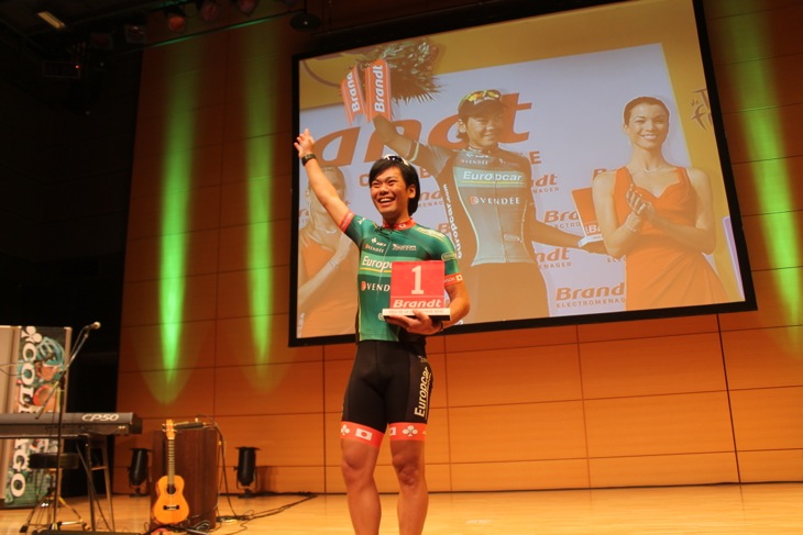 敢闘賞受賞シーンそのままに登場した新城幸也 この演出には大きな拍手が沸いた