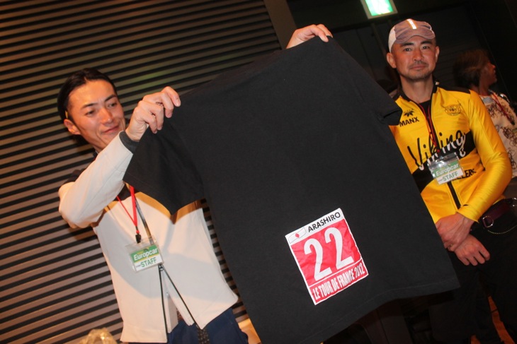 記念に作られたTシャツの背中にはツール・ド・フランスのゼッケンが