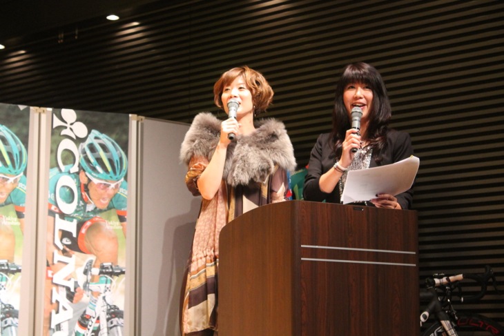 司会進行はユーロップカー広報アシスタントの飯島美和さんとアナウンサーの富永美樹さん