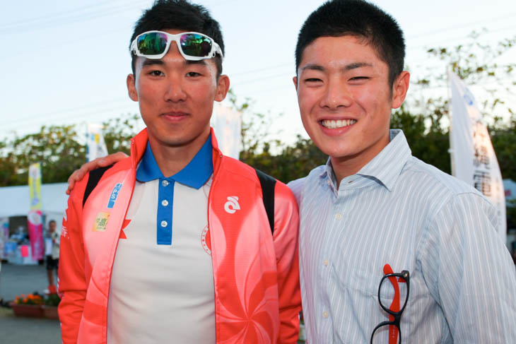 ジュニア国際140km 戦い終えた小橋勇利(松山工業高校/ボンシャンス飯田)と世界チャンピオンのリュン・チュン・ウィン(香港)