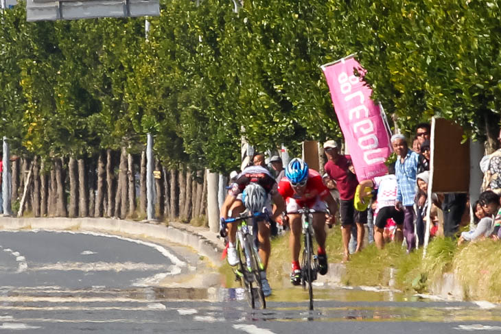 ジュニア国際140km 小橋勇利(松山工業高校/ボンシャンス飯田)とリャン・チュン・ウィン(香港)が競り合う