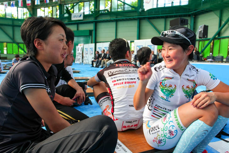 女子国際140km 與那嶺恵理(チーム・フォルツァ!)と萩原麻由子(あさひレーシングチーム)が表彰待ち