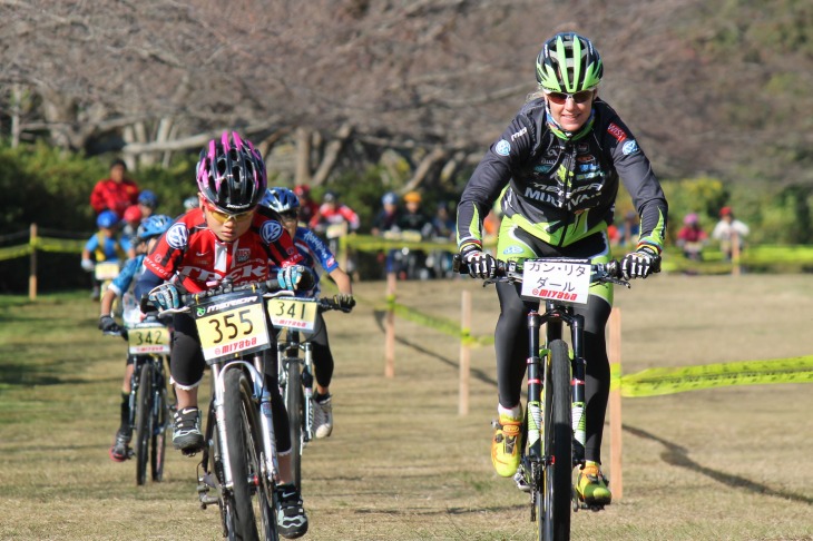 小学生高学年クラスにガンリタ選手が登場。みんな負けじと快走!