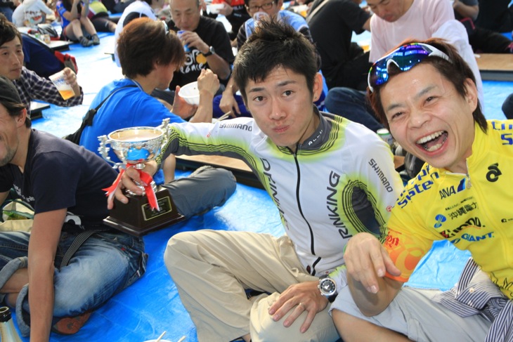 賞品のシャンパンを優勝カップで飲み干す白石真悟(シマノドリンキング)