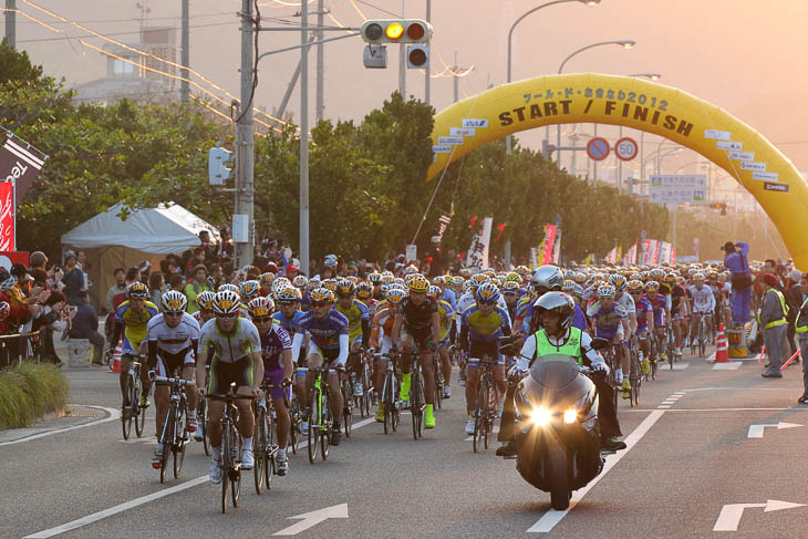 朝陽の中スタートを切る市民210kmの大集団