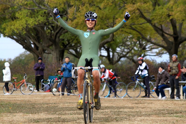 堂々の独走勝利を飾った前田公平(SpeedvagenCyclocrossTeam)