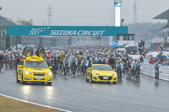 マヴィックカーに先導され、鈴鹿8時間エンデューロ秋スタート