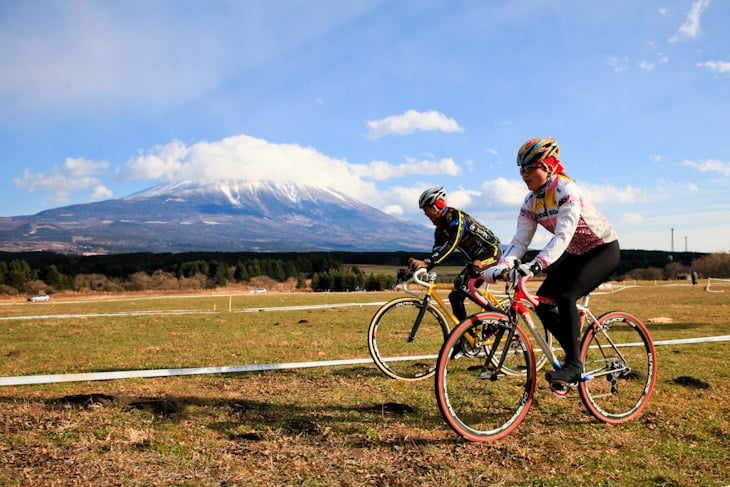 コースを試走する竹之内悠（チームユーラシア）と豊岡英子（パナソニックレディース）