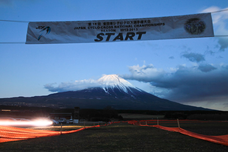 富士山に向かってスタートが切られる