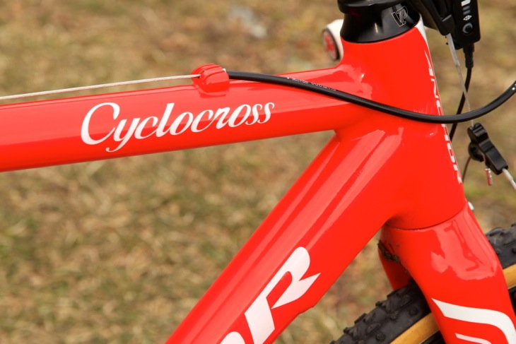 溶接痕も美しいアルミフレーム　Cyclocrossの文字が入る