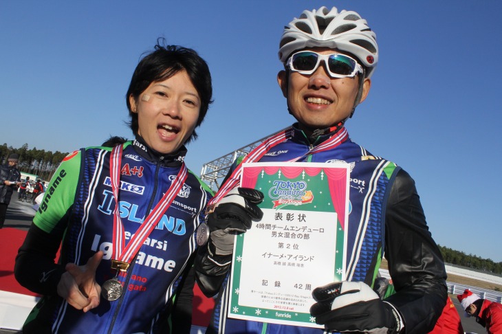 4時間男女混合で2位を獲得した高橋ご夫妻