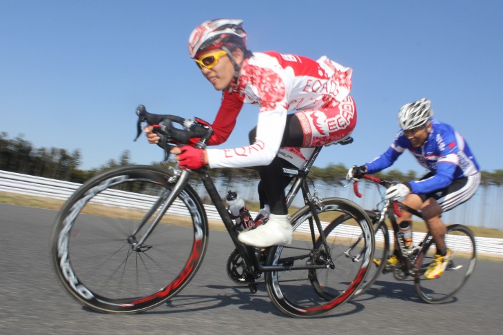 全開で牽く橋詰選手。一日で180km以上を走ったそう