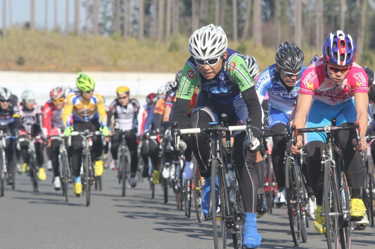 エリート選手たちによる迫力のレースが展開される