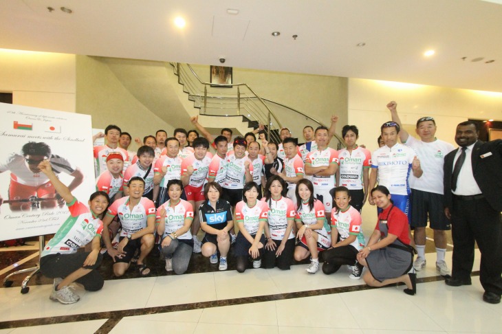 日本から参加した参加者たち。出発前にホテルで記念撮影