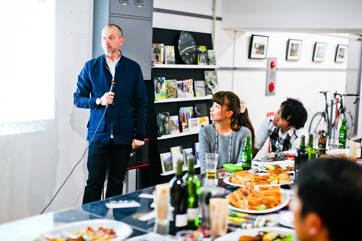 Rapha Cycle Club Osakaのパナッシュパーティーでマイクを握るサイモン・モットラムCEO