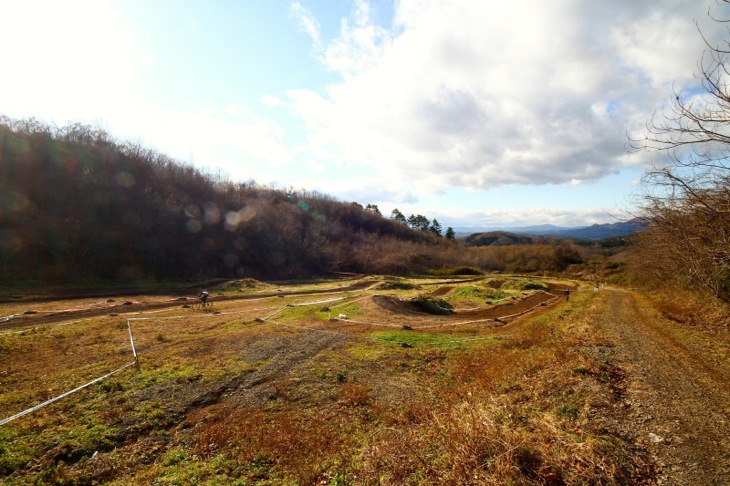 粘土質の泥が酷いモトクロスエリア