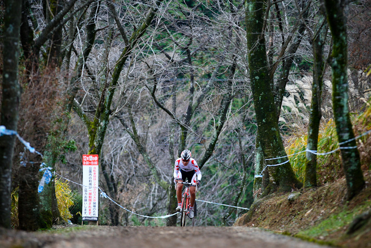 C1 起伏に富んだコースを快走する沢田時(ブリヂストンアンカー)