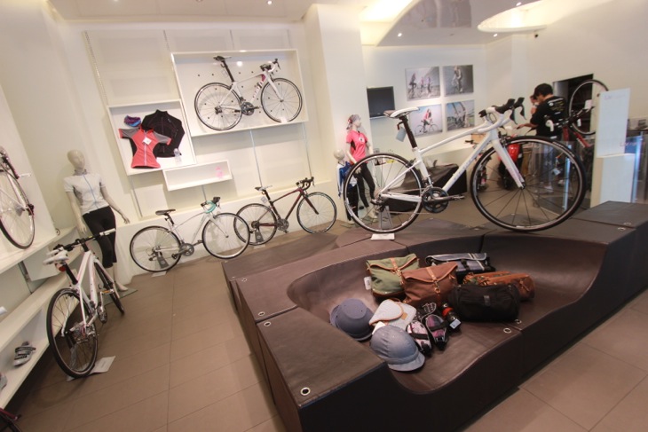 Livジャイアント　台北店１F 　すっきりしたディスプレイで自転車のファッション的な側面をアピール