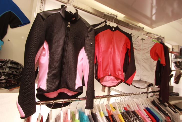 アソスの冬物ジャケットが人気商品　暑い台湾で着るシーンはあるのだろうか…？