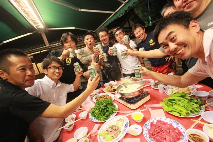 美味しい台湾料理の円卓を囲んだ日本隊のメンバー
