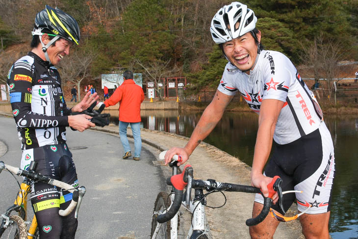 C2 優勝の野口忍（TREK）と2位の中根英登（中京大学）。お互いに「強い！」