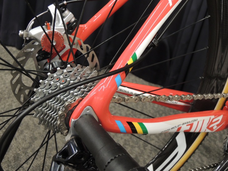 ディスク仕様のバイクのリアステー チェーンステーとシートステーが一体化し、よりパワフルなブレーキングに耐える構造だ