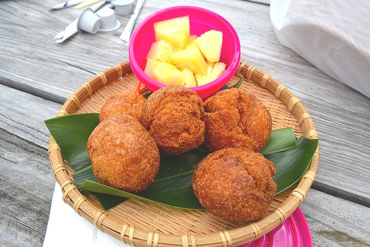 エイドステーションで供されるサーターアンダギー。現地で食べると味も別格!