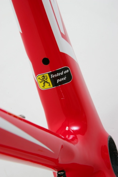 Di2対応ケーブル穴が開く Tested on Pave(石畳でテストされた)のステッカーが頼もしい