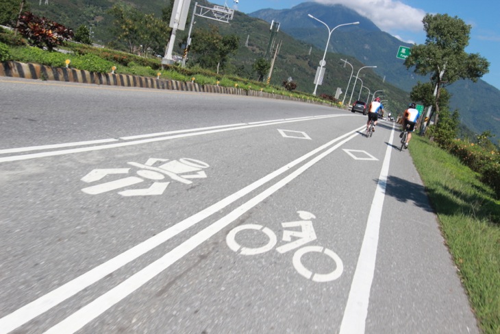 自転車とオートバイに分けられたバイクレーンは広々だ