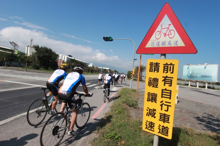 自転車が通ることを表す注意標識