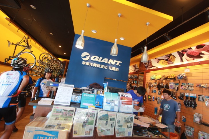 ジャイアントストア花蓮店 奥は休憩スペースになっている
