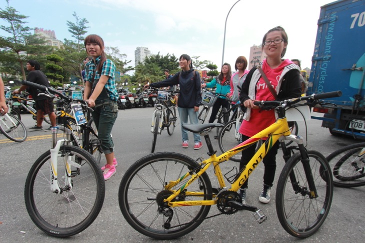 一日サイクリングを楽しみ、MTBを返却にきた女子＆男子高校生たち