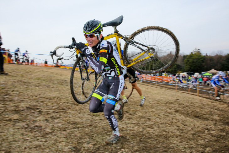 2013年関西シクロクロス第7戦C1 バイクを担いで走る中根英登(チームNIPPO)