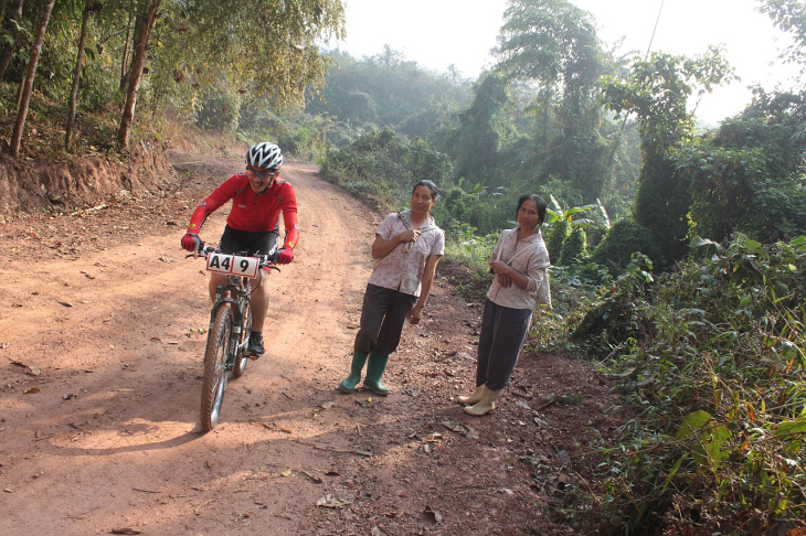 山村に暮らすタイの人々に挨拶しながら生活道を走る