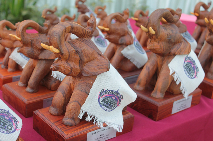 木彫りの象のトロフィー　これだけの数の受賞者がいるということ