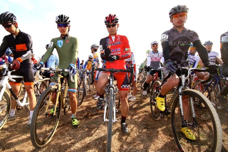 スタートライン最前列に並んだ前田公平(Speedvagen Cyclocross Team)、小坂光(宇都宮ブリッツェン)、山田誉史輝(HAPPY RIDE)ら