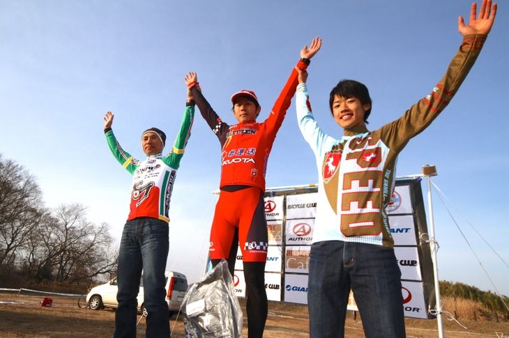 C1表彰台 1位小坂光(宇都宮ブリッツェン) 、2位小坂正則(スワコレーシング) 、3位前田公平(Speedvagen Cyclocross Team)