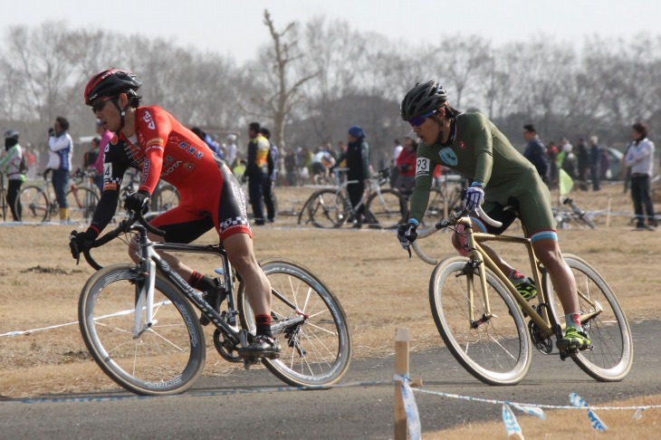 小坂光(宇都宮ブリッツェン)と前田公平(Speedvagen Cyclocross Team)の先頭パック