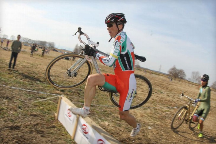 前田公平（Speedvagen Cyclocross Team）をキャッチした小坂正則（スワコレーシング）