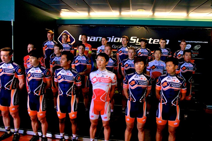 舞台にたったチャンピオンシステムプロサイクリングチーム2013 西薗良太も最前列に並ぶ