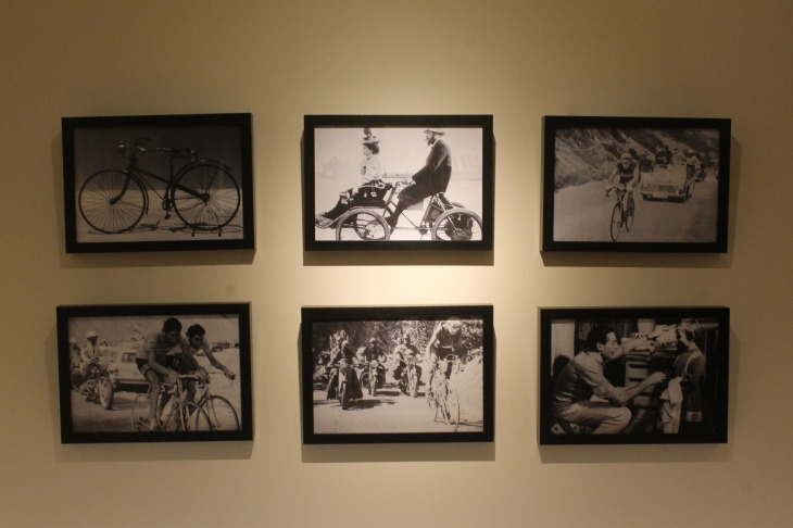 ビアンキ、自転車、イタリアにちなんだ写真が掲げられる