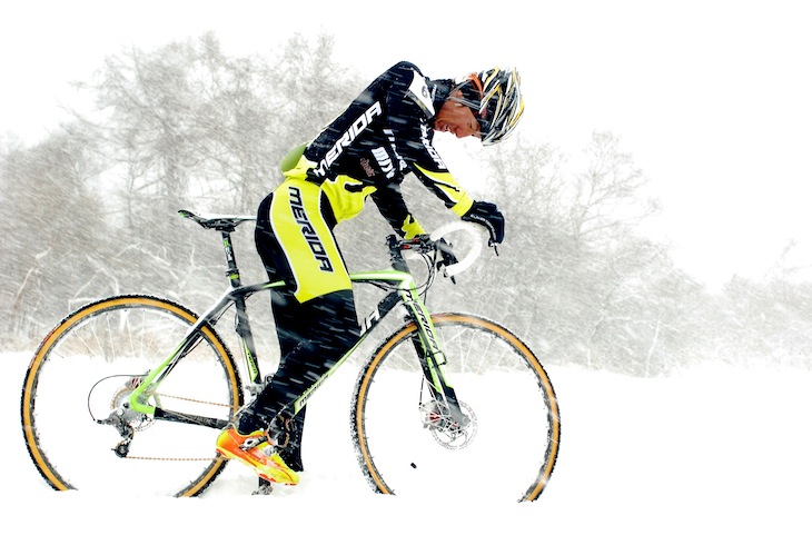 XCOのスペシャリスト斉藤亮(MIYATA-MERIDA BIKING TEAM)も豪雪に立ち往生して苦笑い