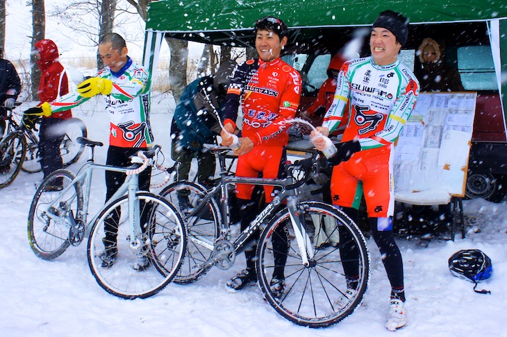 カテゴリー1ポディウム。左から2位小坂正則(スワコレーシング)、優勝の小坂光(宇都宮ブリッツェン)、3位飯塚隆文(スワコレーシング)